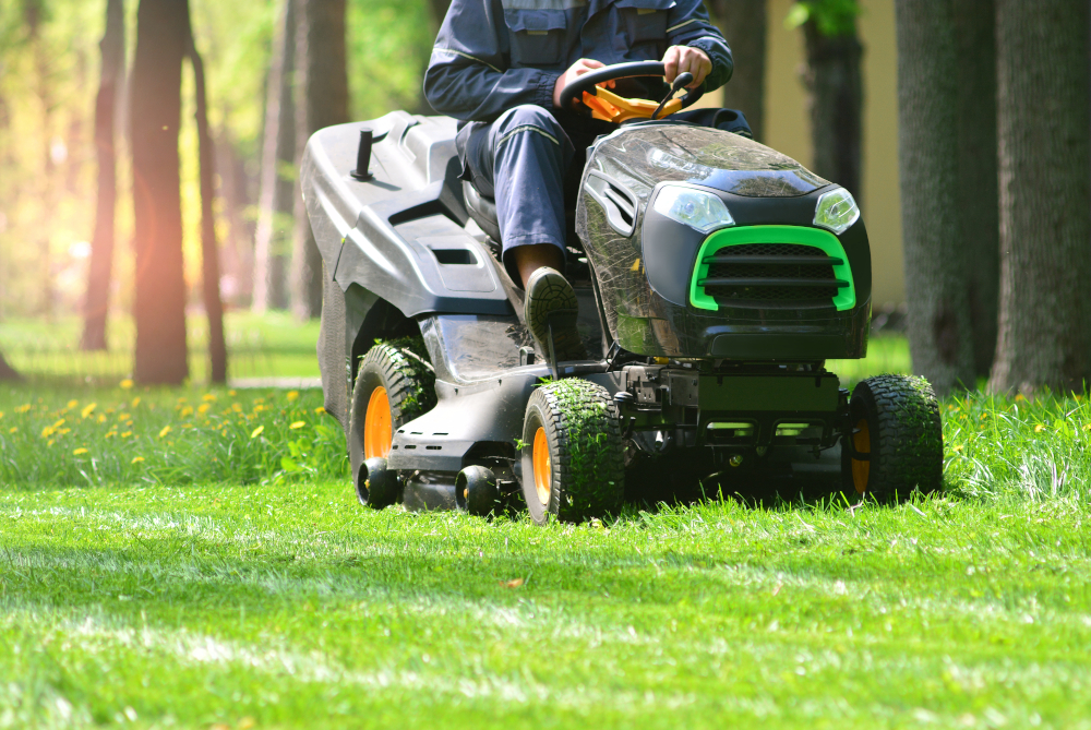 Lawn care GPS fleet tracking in action